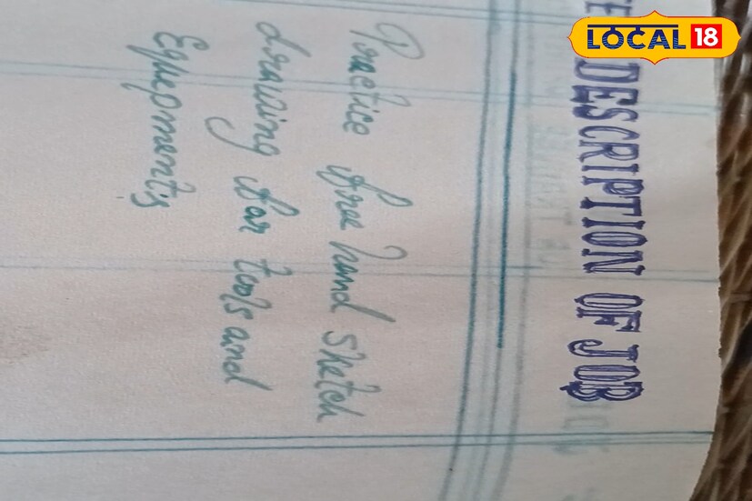 ডিজিটাল যুগে লেখালেখির ধরন বদলালেও সুন্দর হাতের লেখার গুরুত্ব আজও অটুট। বিশেষ করে ছাত্রছাত্রীদের ক্ষেত্রে পরিষ্কার ও আকর্ষণীয় লেখা শিক্ষকদের কাছে ভাল প্রভাব ফেলে। তাই ছোটবেলা থেকেই হাতের লেখা গঠনে সঠিক কৌশল শেখা অত্যন্ত প্রয়োজনীয় বলে মত শিক্ষাবিদদের। (ছবি ও তথ্য: রাকেশ মাইতি) 