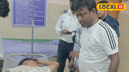 আহত অবস্থায় উদ্ধার করে হাসপাতালে ভর্তি করেছেন কংগ্রেস প্রার্থী হিরু হালদার 