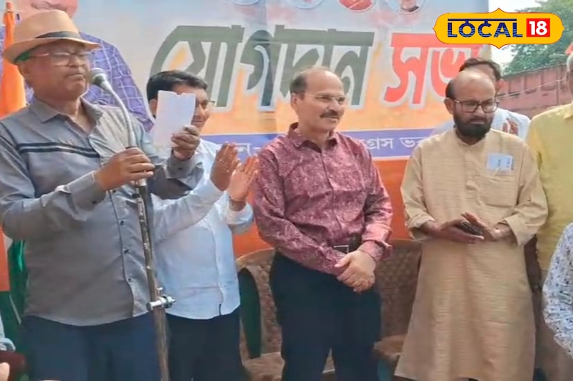 *বাংলার নির্বাচন যতই এগিয়ে আসছে, ততই বৃদ্ধি হচ্ছে রাজনৈতিক তাপ উত্তাপ। ভোটের বাংলায় মুর্শিদাবাদে বড়সড় দলবদল। একসময়ে নিজেদের গড়ে শক্তি বাড়াল কংগ্রেস। তৃণমূল ছেড়ে কংগ্রেসে যোগ দিলেন জেলা পরিষদ সদস্য। এছাড়া পঞ্চায়েত প্রধান-সহ শতাধিক তৃণমূল কর্মী ভোটগ্রহণের প্রাক্কালে হাত শিবিরের হাত ধরলেন।