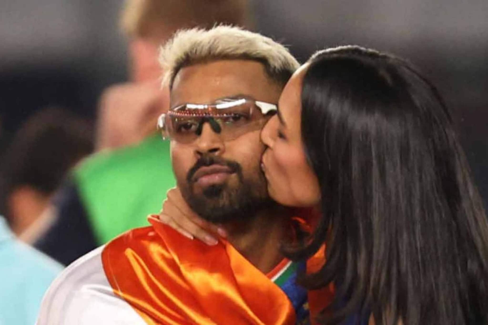 গালে চুম্বন, মাঠেই গলা জড়িয়ে আদর! ‘আমার স্ত্রী...,’ বান্ধবীকে নিয়ে ‘ঘোষণা’ হার্দিকের