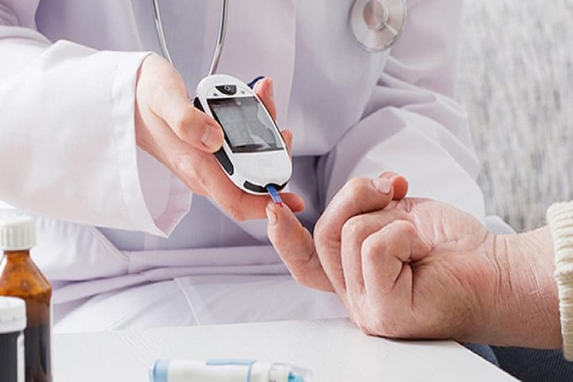 গ্রীষ্মকাল শুরু হয়েছে। গরমকাল নানা সমস্যা নিয়ে আসে। যখন তাপমাত্রা ৩৫ ডিগ্রি সেলসিয়াস ছাড়িয়ে যায়, তখন মানুষের পক্ষে ঘর থেকে বের হওয়াও কঠিন হয়ে পড়ে। ডায়াবেটিস রোগীদের জন্য গ্রীষ্মকাল বিশেষভাবে কষ্টকর, কারণ এই সময়ে রক্তে শর্করার মাত্রা ওঠানামা করে। গ্রীষ্মকাল শুরু হয়েছে। গরমকাল নানা সমস্যা নিয়ে আসে। যখন তাপমাত্রা ৩৫ ডিগ্রি সেলসিয়াস ছাড়িয়ে যায়, তখন মানুষের পক্ষে ঘর থেকে বের হওয়াও কঠিন হয়ে পড়ে। ডায়াবেটিস রোগীদের জন্য গ্রীষ্মকাল বিশেষভাবে কষ্টকর, কারণ এই সময়ে রক্তে শর্করার মাত্রা ওঠানামা করে।