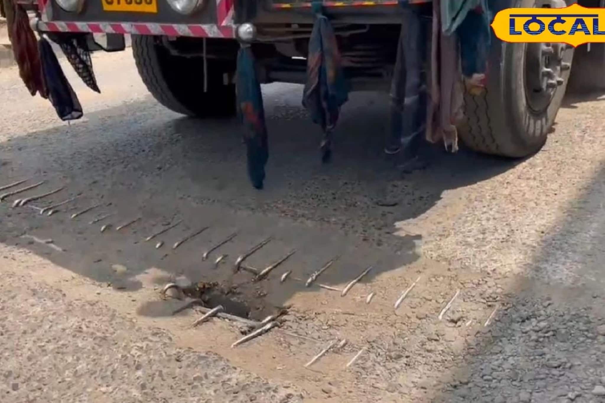 তিলপাড়া ব্যারেজে ফের 'ক্ষত'! ফাটল সারতেই বেরিয়ে এল গর্ত, তড়িঘড়ি বাঁশ দিয়ে ঘেরা হল সেতু তিলপাড়া ব্যারেজে ফের 'ক্ষত'! ফাটল সারতেই বেরিয়ে এল গর্ত, তড়িঘড়ি বাঁশ দিয়ে ঘেরা হল সেতু