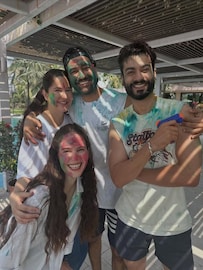 তারকা-খচিত হোলি... আপনাদের প্রিয় অভিনেতা-অভিনেত্রীরা কীভাবে মাতলেন দোলের আনন্দে? দেখুন ছবি তারকা-খচিত হোলি... আপনাদের প্রিয় অভিনেতা-অভিনেত্রীরা কীভাবে মাতলেন দোলের আনন্দে? দেখুন ছবি