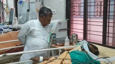 অসুস্থ বিজেপি নেতাকে দেখতে হাসপাতালে চুঁচুড়ার তৃণমূল বিধায়ক অসিত মজুমদার৷ 