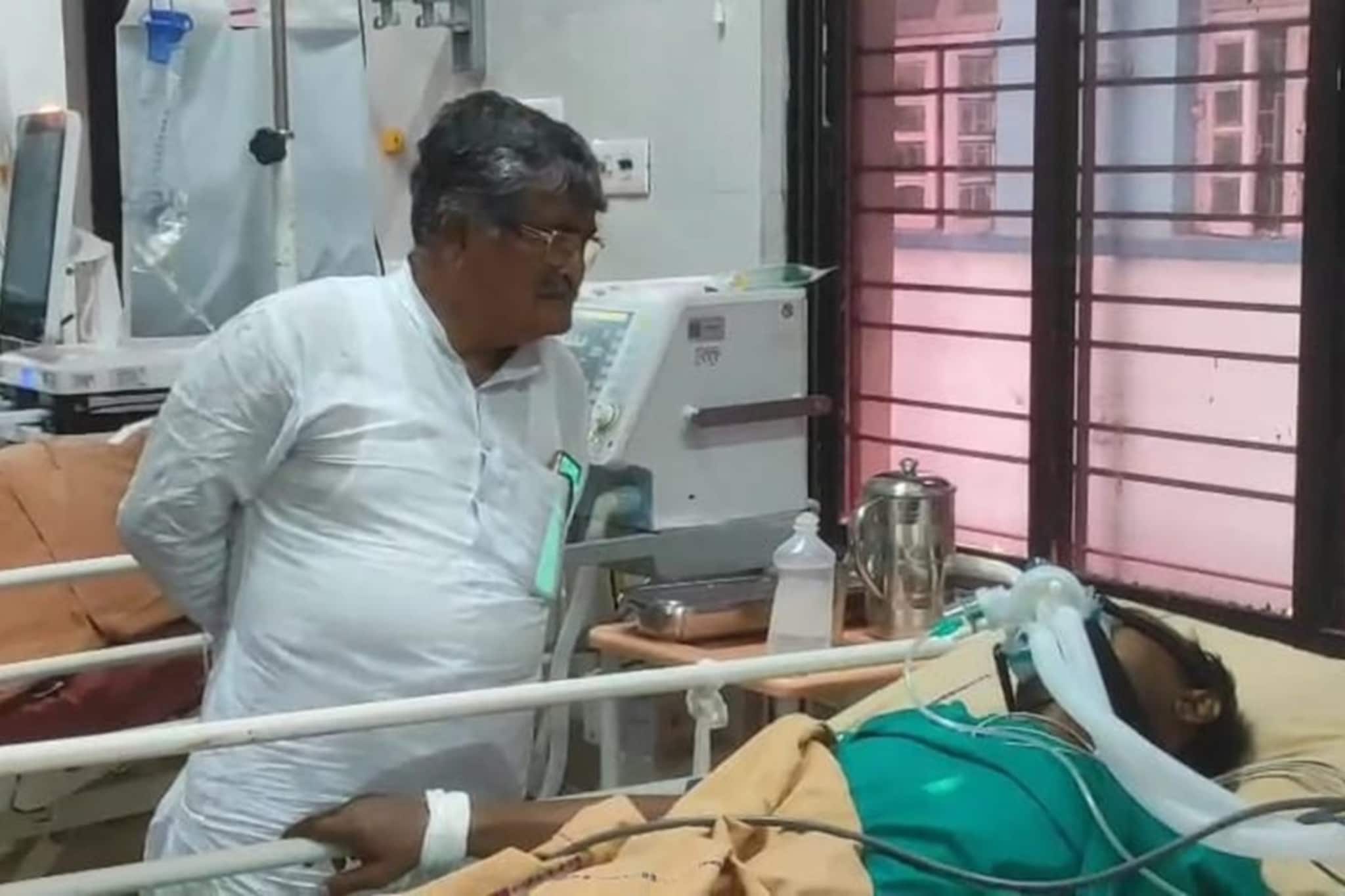 দু বছর আগে লাঠি নিয়ে তেড়ে গিয়েছিলেন, সেই বিজেপি নেতাকে দেখতেই হাসপাতালে তৃণমূল বিধায়ক! চুঁচুড়ায় শুরু তরজা