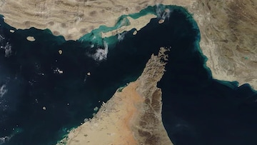 হরমুজ প্রণালী দিয়ে তেল আমদানি ধাক্কা খেলে ভারতে জ্বালানির দামে আগুন লাগতে পারে !