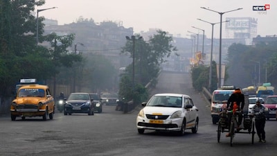 দক্ষিণবঙ্গে আপাতত শুষ্ক আবহাওয়া। আগামী রবিবার বজ্রবিদ্যুৎসহ বৃষ্টির সম্ভাবনা ঝাড়গ্রাম পূর্ব ও পশ্চিম মেদিনীপুরে। বজ্রবিদ্যুত সহ বৃষ্টির সম্ভাবনা বাড়বে সোমবার বেশ কিছু জেলাতে। সোমবার বৃষ্টি হতে পারে পূর্ব ও পশ্চিম মেদিনীপুর ঝাড়গ্রাম এর সঙ্গে পশ্চিম বর্ধমান বীরভূম মুর্শিদাবাদ নদিয়া এবং হুগলি জেলাতে। বৃষ্টির পরিমাণ ও ব্যাপকতা বাড়তে পারে বলে ইঙ্গিত আলিপুর আবহাওয়া দফতরের।