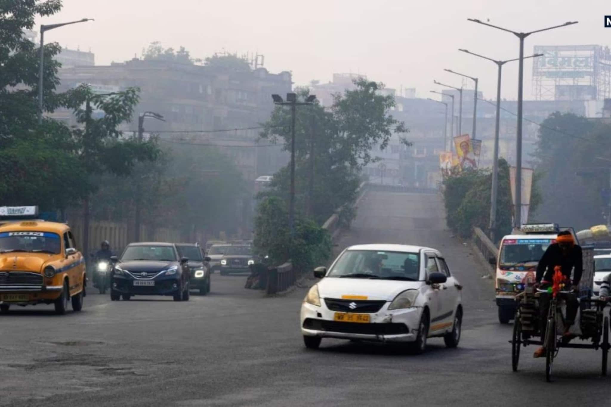কিছুক্ষণের মধ্যেই রাজ্যের একাধিক জেলায় ঝড়বৃষ্টি আসছে! দেখুন ভিডিও