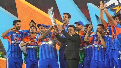 ক্রিকেটারদের দলের ১৫ জন প্রত্যেকে ৫ কোটি টাকা করে পেয়েছিল। তখন কোচ রাহুল দ্রাবিড়, ব্যাটিং কোচ বিক্রম রাঠোর, ফিল্ডিং কোচ টি দিলীপ এভং বোলিং কোচ পরশ মামব্রে প্রত্যেকে ২.৫ কোটি টাকা করে পেয়েছিলেন।