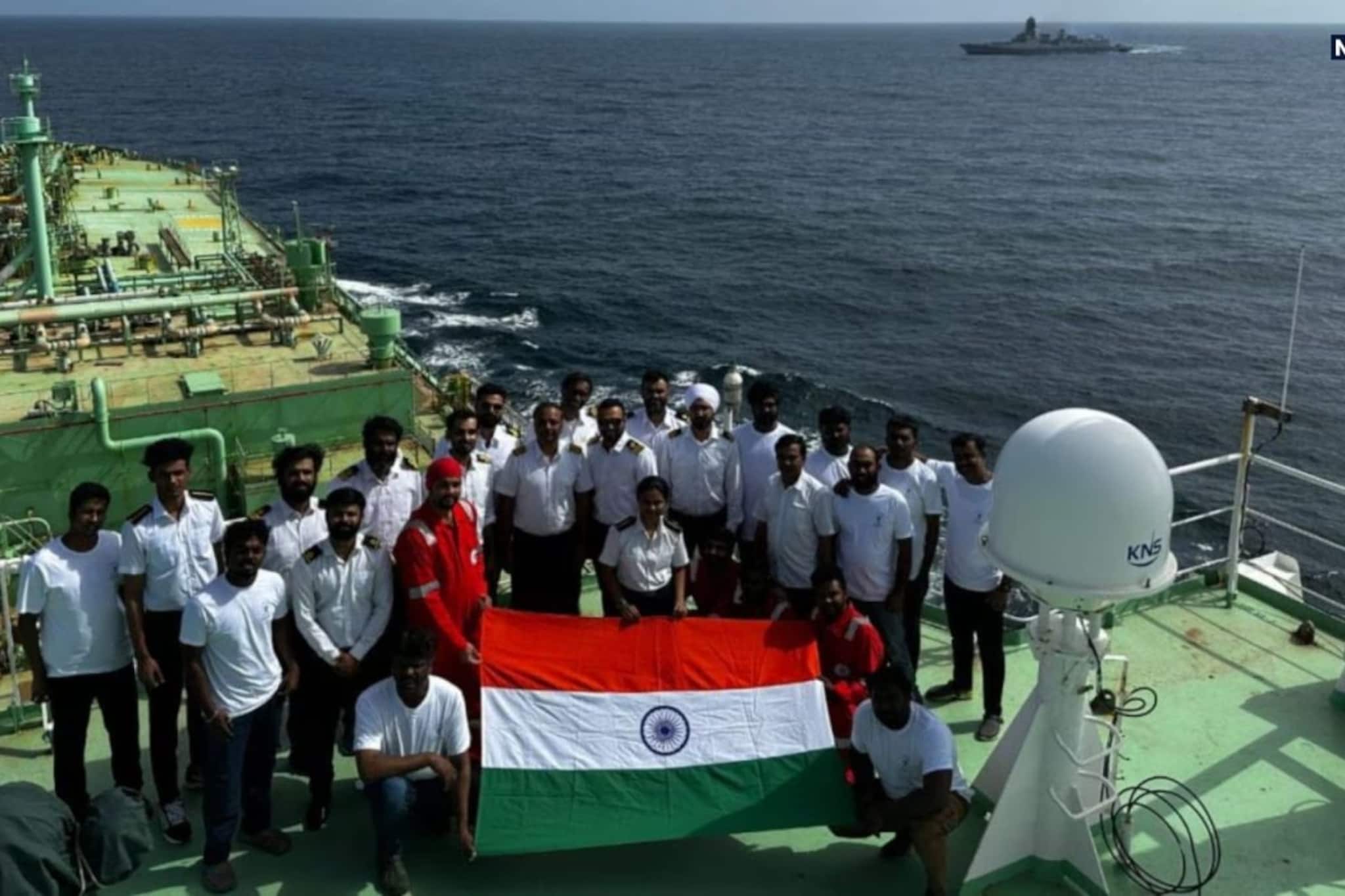 গ্যাস সংকটের মাঝে বড় স্বস্তি, যুদ্ধবিধ্বস্ত হরমুজ প্রণালী পেরিয়ে মুম্বই ও ম্যাঙ্গালোরের পথে দুই ভারতীয় LPG ট্যাঙ্কার গ্যাস সংকটের মাঝে বড় স্বস্তি, যুদ্ধবিধ্বস্ত হরমুজ প্রণালী পেরিয়ে মুম্বই ও ম্যাঙ্গালোরের পথে দুই ভারতীয় LPG ট্যাঙ্কার