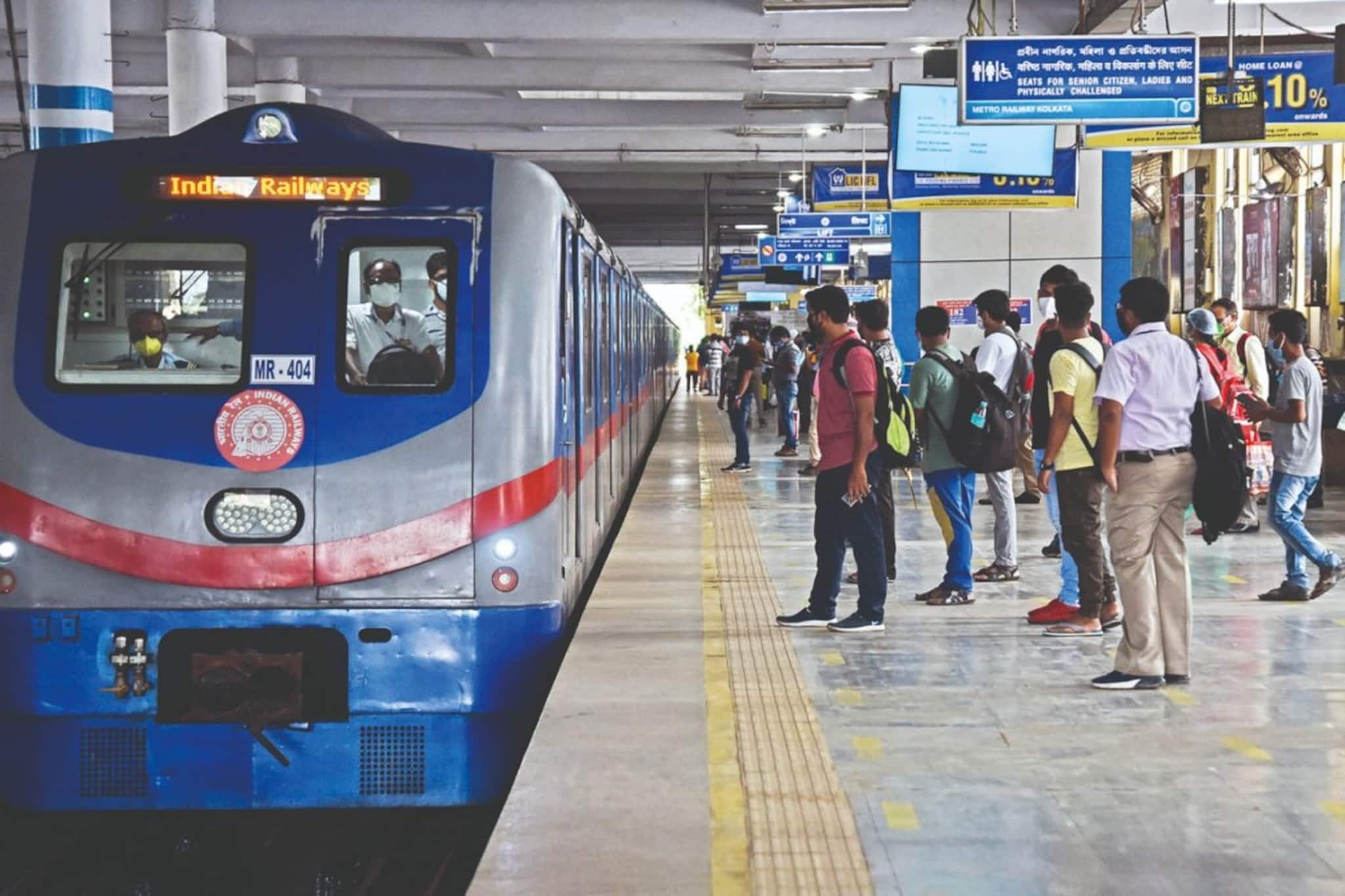 মদ-মাংস-হাতুড়ি-চারাগাছ... ব্যাগে এমন প্রায় ৩০ জিনিস নিয়ে মেট্রো রেলে ওঠা যাবে না! ধরা পড়লে বড় 'শাস্তি', নিষেধাজ্ঞা জারি রেলের 