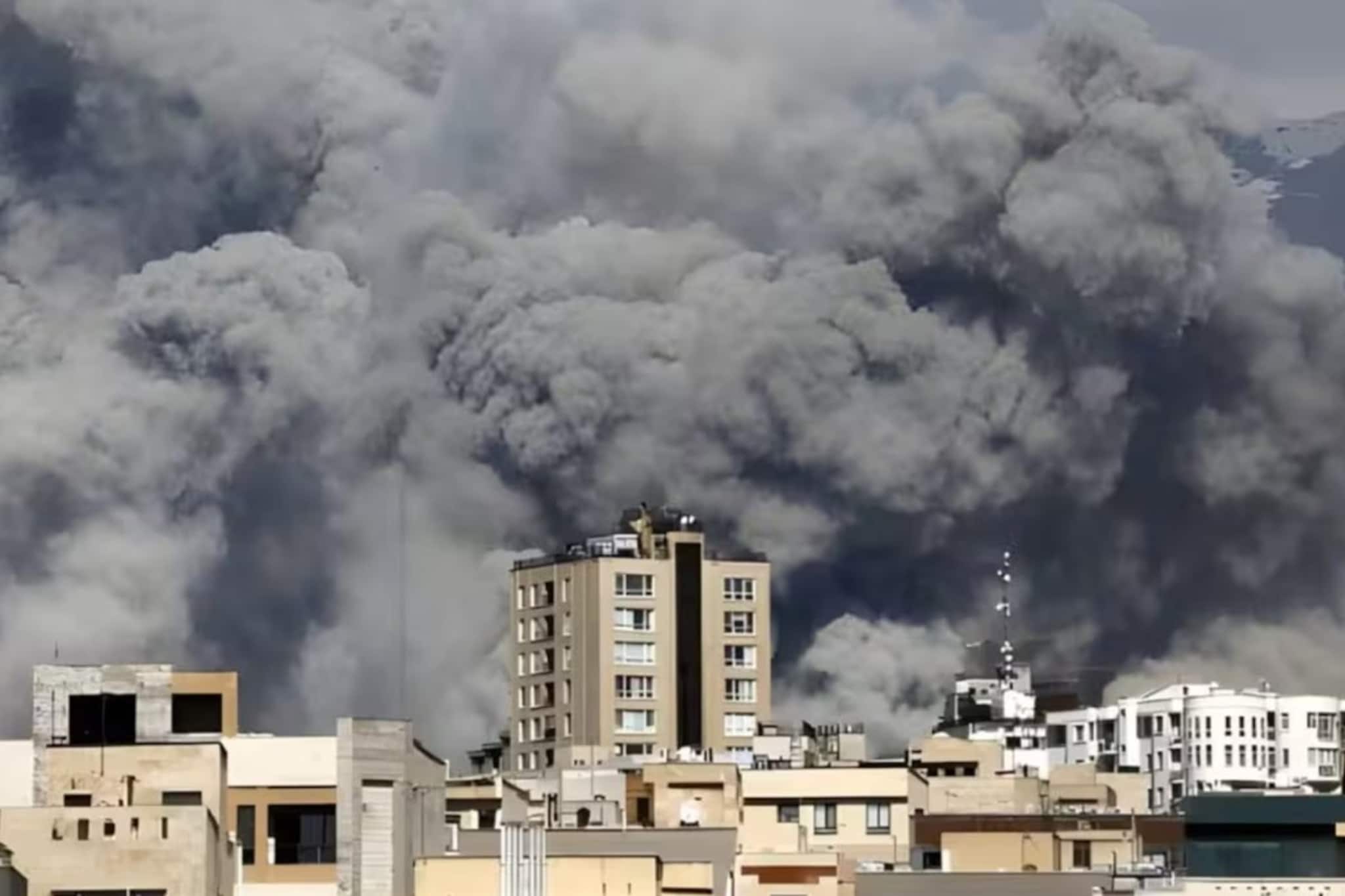 জ্বালানি পরিকাঠামোগুলিকে লক্ষ্য করে হামলা বন্ধের অনুরোধ কেউ করেনি...ট্রাম্পের দাবি ওড়াল ইরান !