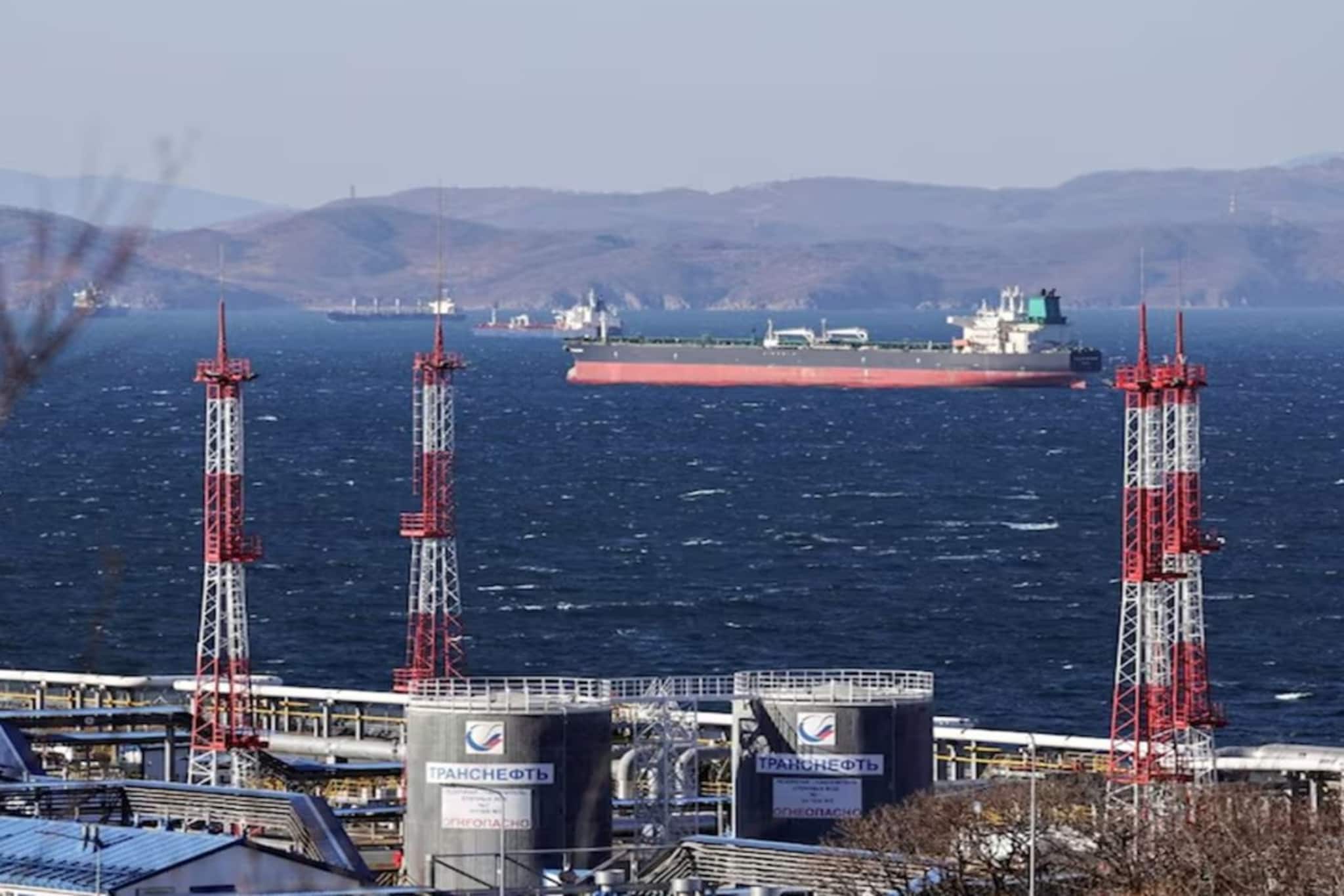 প্রথমে রাশিয়ার তেল নিয়ে সমস্যা ছিল, এখন হরমুজ প্রণালী যখন সমস্যায় পড়েছে তখন বিশ্বের সব অহঙ্কার উধাও!