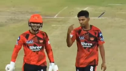 ঈশান কিষাণকে চোখরাঙানি! ঈশান কিষাণকে চোখরাঙানি!