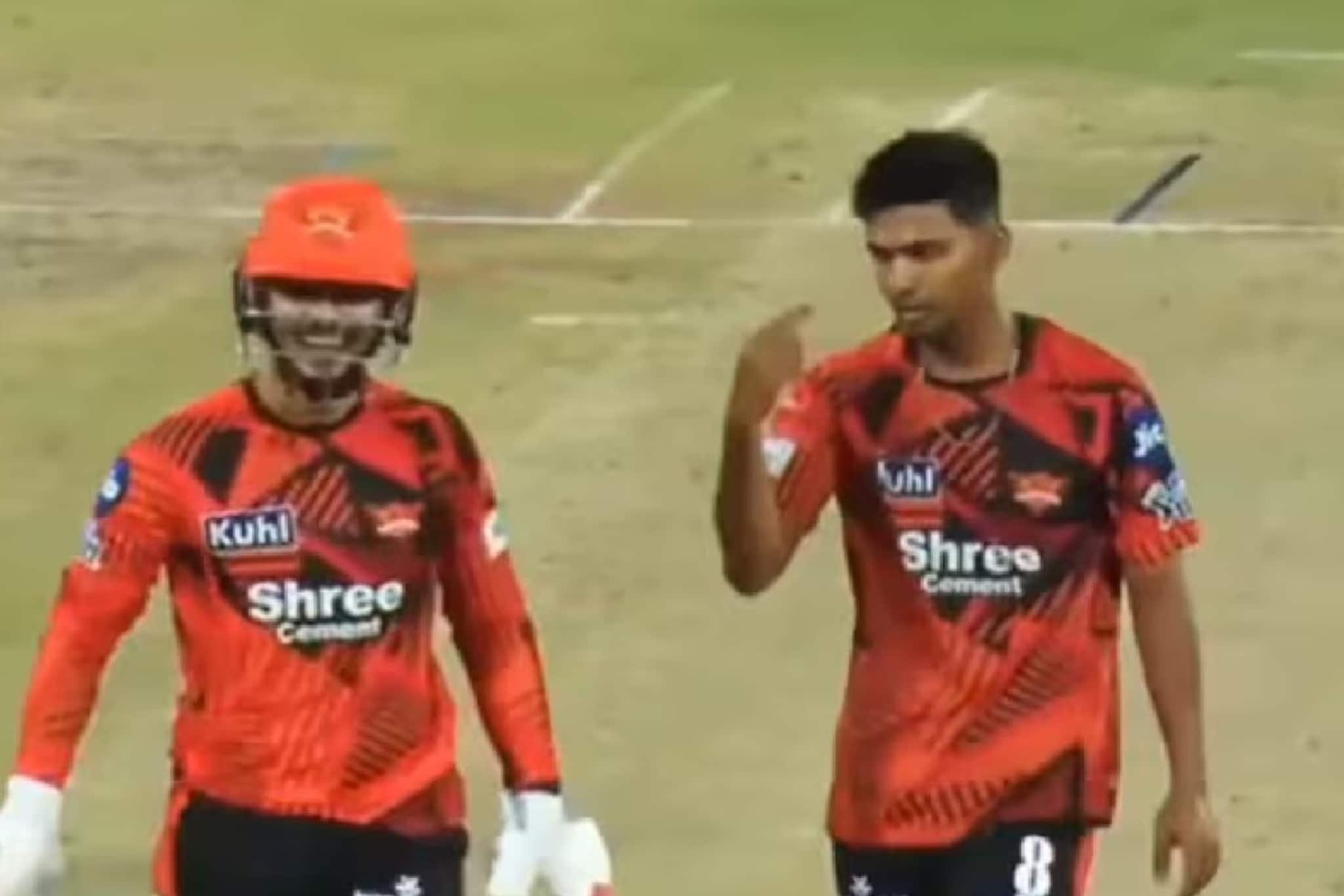 আইপিএল শুরুই হল না, ঝামেলা শুরু! ঈশান কিষাণকে চোখ দেখাল অখ্যাত বোলার... আইপিএল শুরুই হল না, ঝামেলা শুরু! ঈশান কিষাণকে চোখ দেখাল অখ্যাত বোলার...