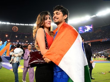 ফাইনাল জেতার পর ঈশানের সঙ্গে মাঠে কে এই ‘মিস্ট্রি গার্ল’? ছবি সোশ্যাল মিডিয়ায় ভাইরাল ফাইনাল জেতার পর ঈশানের সঙ্গে মাঠে কে এই ‘মিস্ট্রি গার্ল’? ছবি সোশ্যাল মিডিয়ায় ভাইরাল