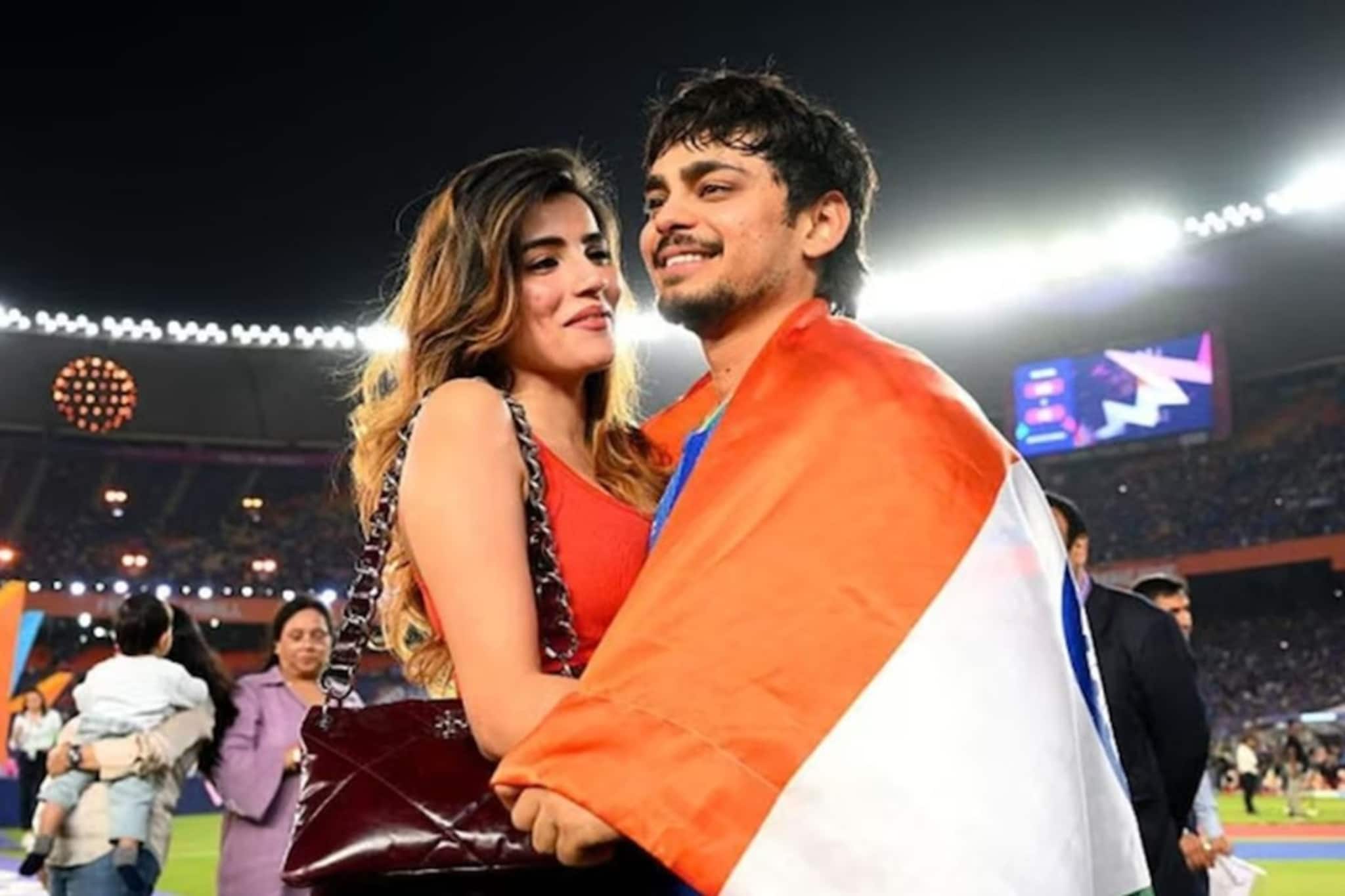 ফাইনাল জেতার পর ঈশানের সঙ্গে মাঠে কে এই ‘মিস্ট্রি গার্ল’? ছবি সোশ্যাল মিডিয়ায় ভাইরাল ফাইনাল জেতার পর ঈশানের সঙ্গে মাঠে কে এই ‘মিস্ট্রি গার্ল’? ছবি সোশ্যাল মিডিয়ায় ভাইরাল