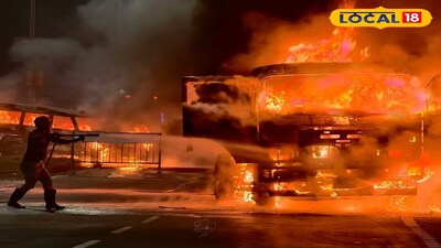 দাউদাউ করে জ্বলছে অ্যাম্বুল্যান্স এবং মালবাহী ট্রাক 