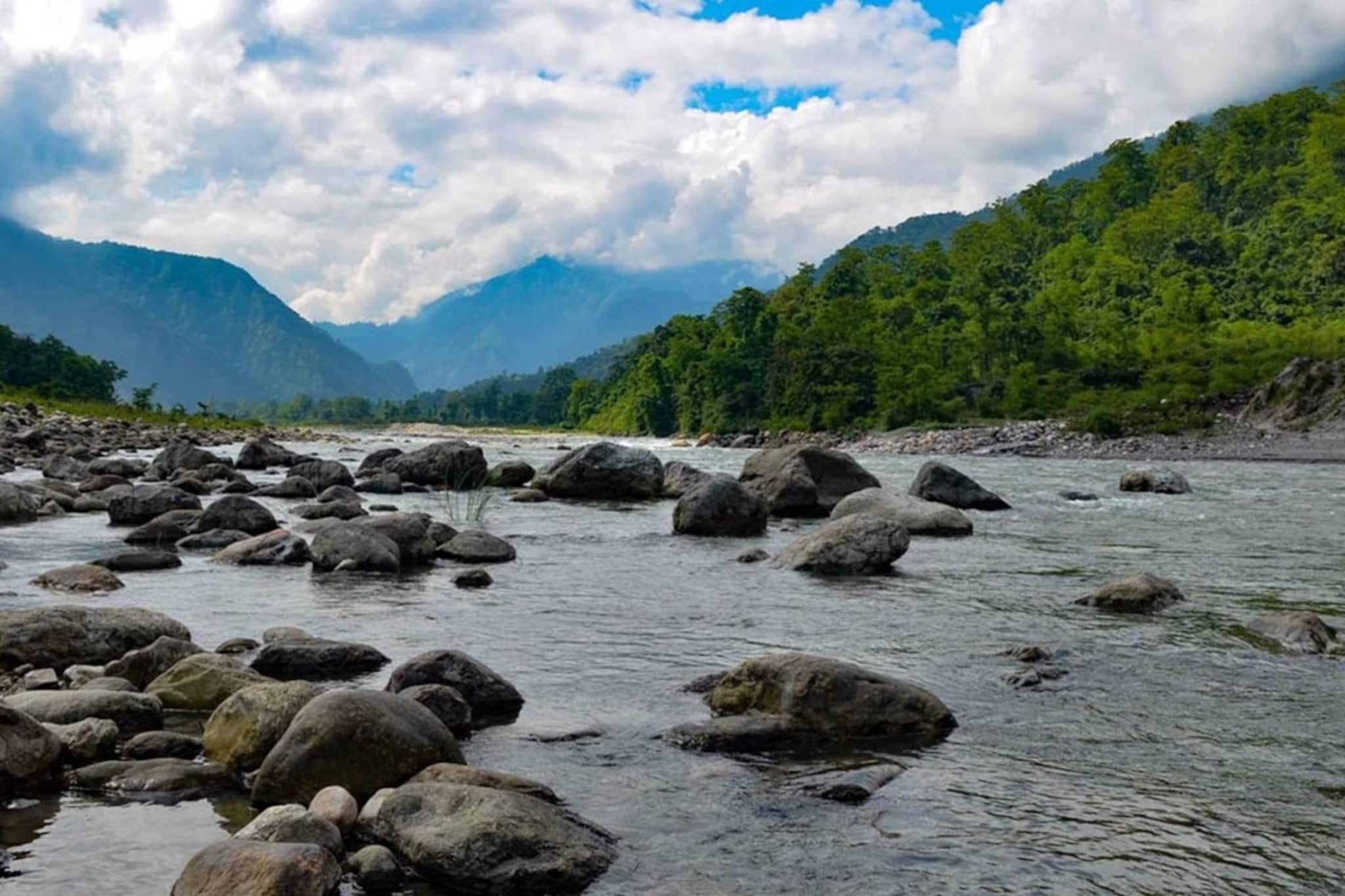 গাড়ি ভাড়া নয়, মাত্র ৬০ টাকাতেই মিলবে পাহাড়–জঙ্গলের ট্রিপ! জানেন এই বাসের কথা?