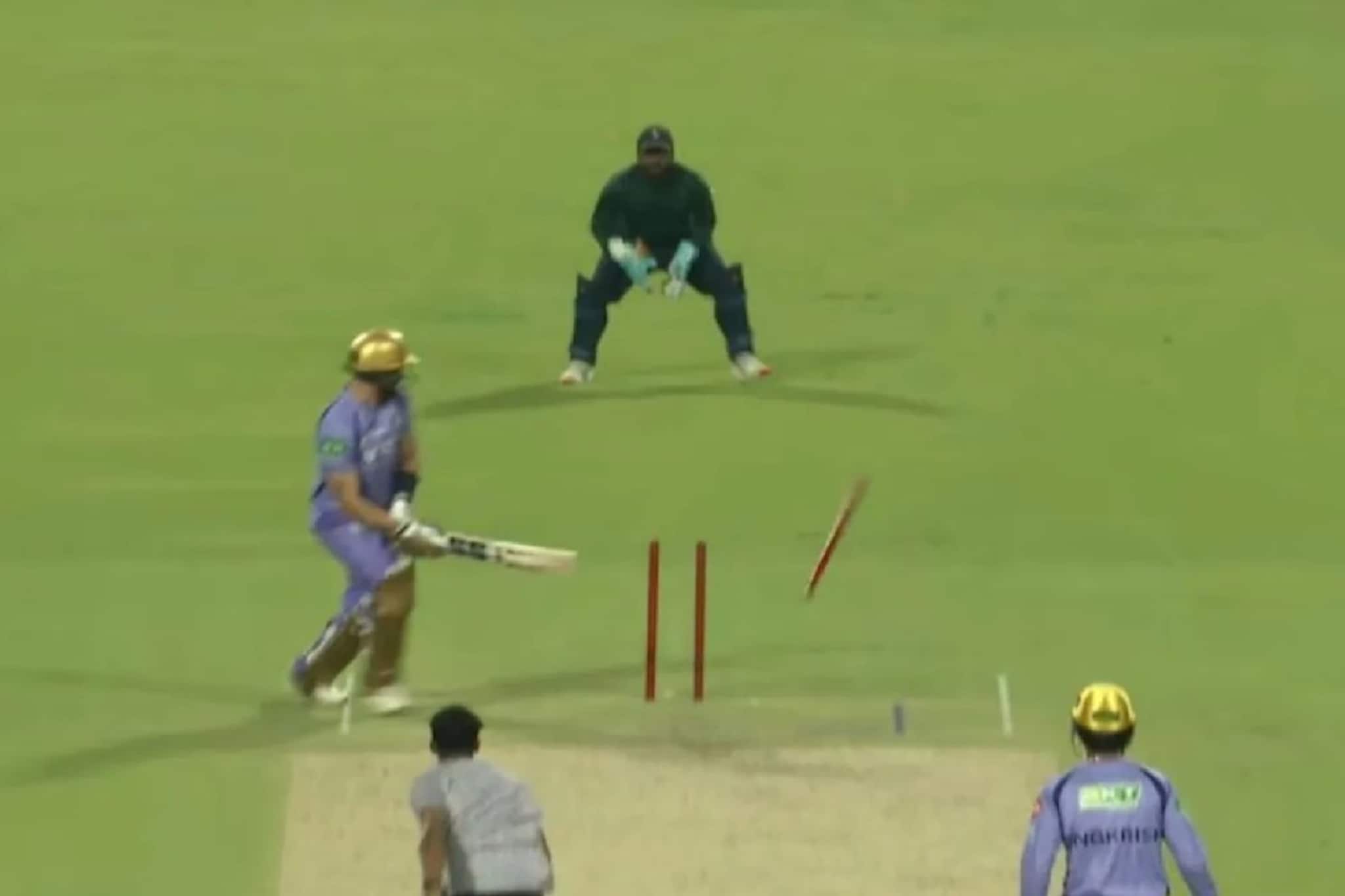 ২ কোটি টাকার ব্যাটারের মিডল স্টাম্প উড়িয়ে দিয়েছিলেন, ভারতীয় দলের সেই পেসার কেকেআরে