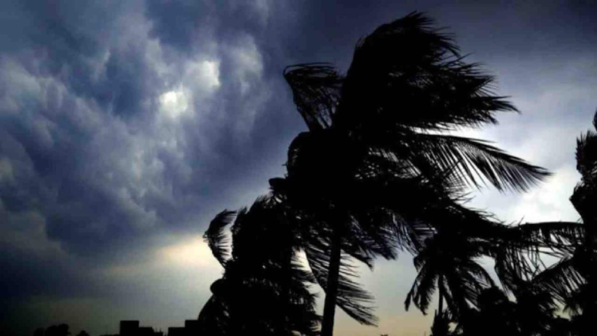 আকাশে ঘনাচ্ছে কালো মেঘ, বিকেল গড়ালেই কালবৈশাখীর আশঙ্কা, কোন কোন জেলায় ধেয়ে আসছে দুর্যোগ? জানুন