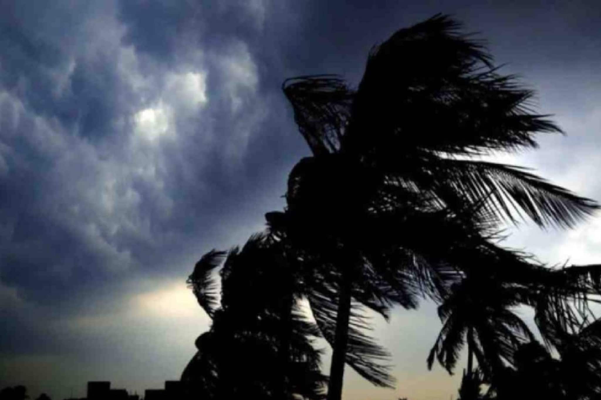 আকাশে ঘনাচ্ছে কালো মেঘ, বিকেল গড়ালেই কালবৈশাখীর আশঙ্কা, কোন কোন জেলায় ধেয়ে আসছে দুর্যোগ? জানুন