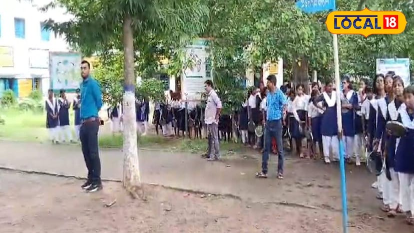 গণিত এমন একটি বিষয় যা বহু পড়ুয়ার কাছে বড় ভয়ের কারণ। আর সেই ভয়ই যেন পড়ুয়াদের দিন দিন আরও দুর্বল করে দেয়। সেই কারণেই এবার গণিতের ভয়কে জয় করতে অভিনব এক উদ্যোগ নিতে দেখা বীরভূমের এক স্কুলকে। যে প্রচেষ্টাকে আপনিও কুর্নিশ জানাবেন গ্যারান্টি। গণিত এমন একটি বিষয় যা বহু পড়ুয়ার কাছে বড় ভয়ের কারণ। আর সেই ভয়ই যেন পড়ুয়াদের দিন দিন আরও দুর্বল করে দেয়। সেই কারণেই এবার গণিতের ভয়কে জয় করতে অভিনব এক উদ্যোগ নিতে দেখা বীরভূমের এক স্কুলকে। যে প্রচেষ্টাকে আপনিও কুর্নিশ জানাবেন গ্যারান্টি।