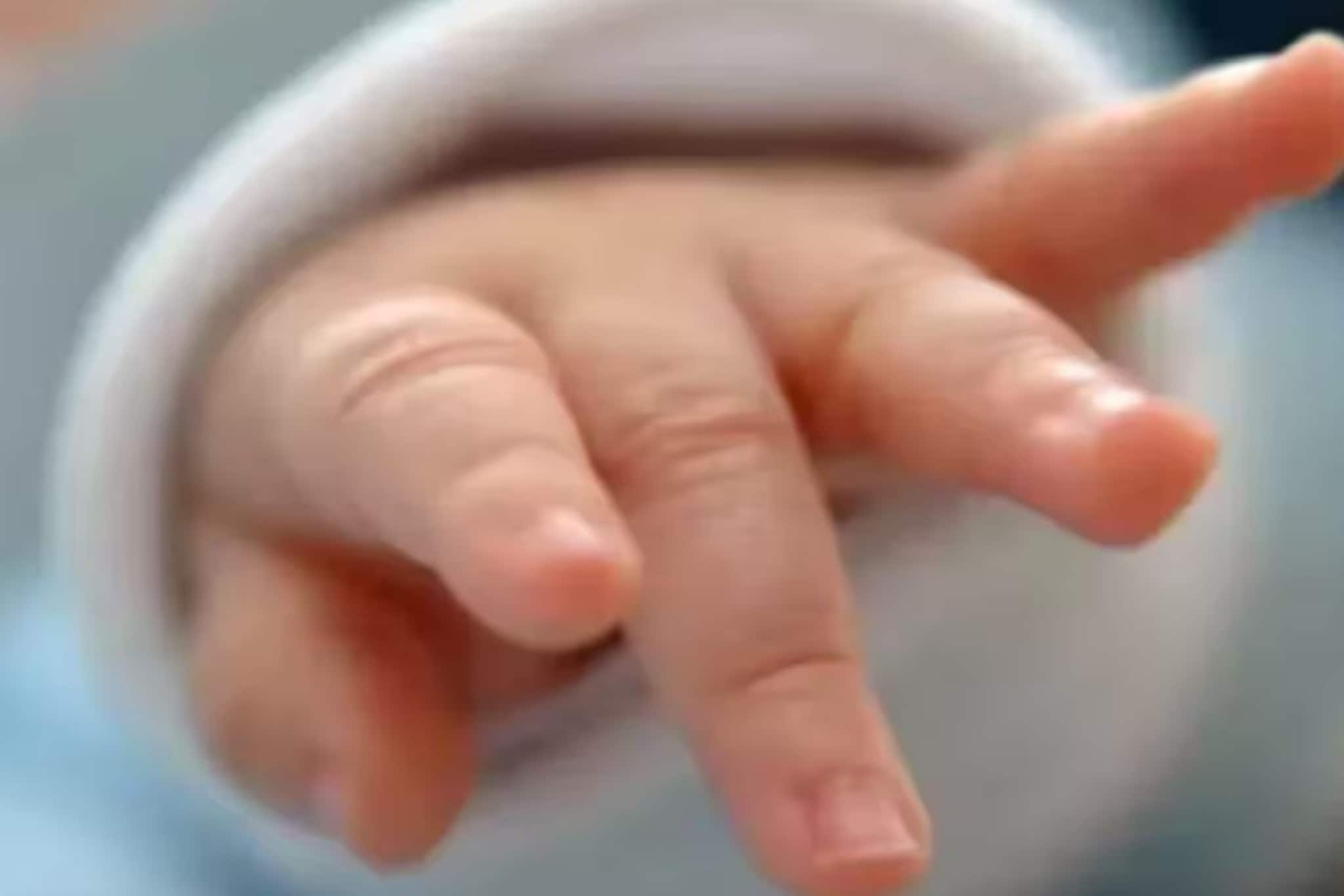 বাবার পাশে ঘুমিয়েছিল একরত্তি, হাসপাতালের কর্মী আবাসনের ছাদের চাঙড় ভেঙে কেতুগ্রামে তিন মাসের শিশুকন্যার মৃত্যু