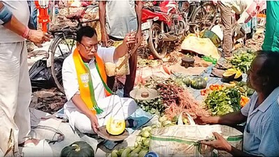 পদ্মপ্রার্থী বেচছেন হাটে বসে সবজি