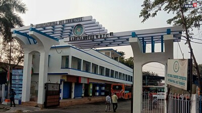 करुणामयी बस टर्मिनलवर भीषण अपघात: हेल्परचा मृत्यू, बर्दवानमध्ये बस-ट्रक धडकेत एकाचा बळी