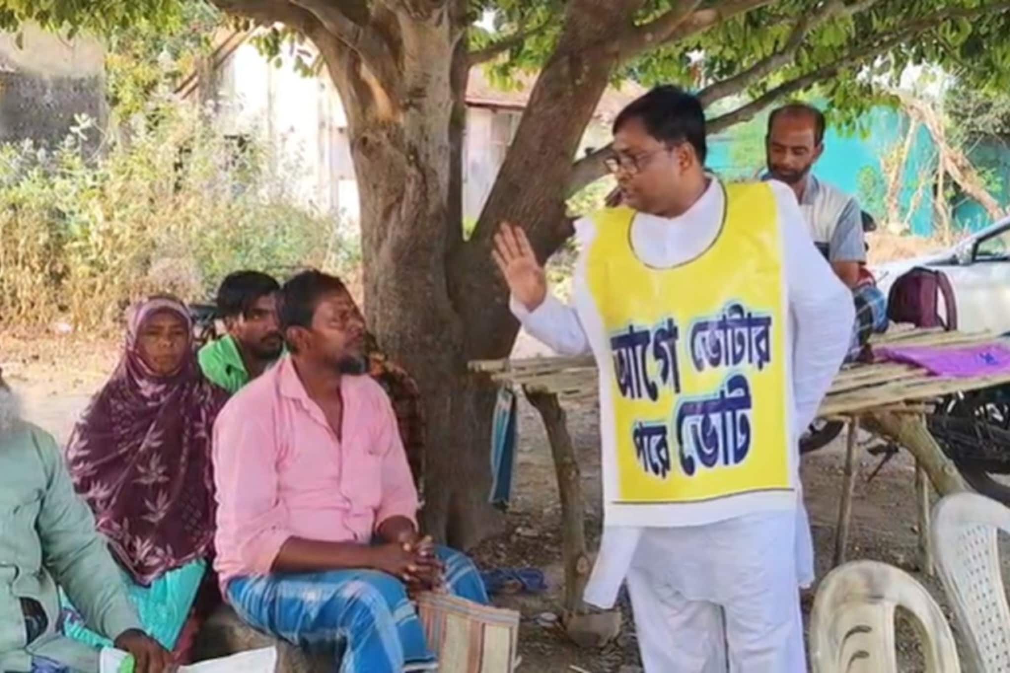 প্রচারের সময় নেই, গ্রামে গ্রামে ঘুরে কী করছেন কৃষ্ণনগর দক্ষিণের কংগ্রেস প্রার্থী? অবাক ভোটাররাই প্রচারের সময় নেই, গ্রামে গ্রামে ঘুরে কী করছেন কৃষ্ণনগর দক্ষিণের কংগ্রেস প্রার্থী? অবাক ভোটাররাই