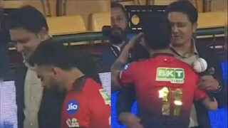 কুম্বলেকে জড়িয়ে ধরলেন কোহলি।