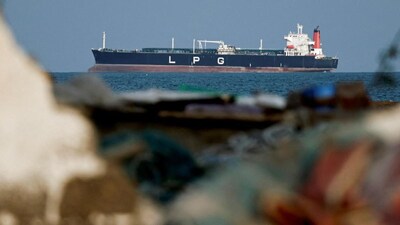 কলকাতা: প্রায় ৪৫,০০০ মেট্রিক টন গ্যাস বহনকারী আরেকটি ভারতীয় এলপিজি জাহাজ, নন্দা দেবী, মঙ্গলবার হরমুজ প্রণালী অতিক্রম করে গুজরাতে পৌঁছেছে।