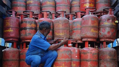 এলপিজি সিলিন্ডার বেশি দিন চালাতে চান? রান্নাঘরের ১০ সহজ অভ্যাসেই ‘৫০% পর্যন্ত’ কমতে পারে গ্যাস খরচ