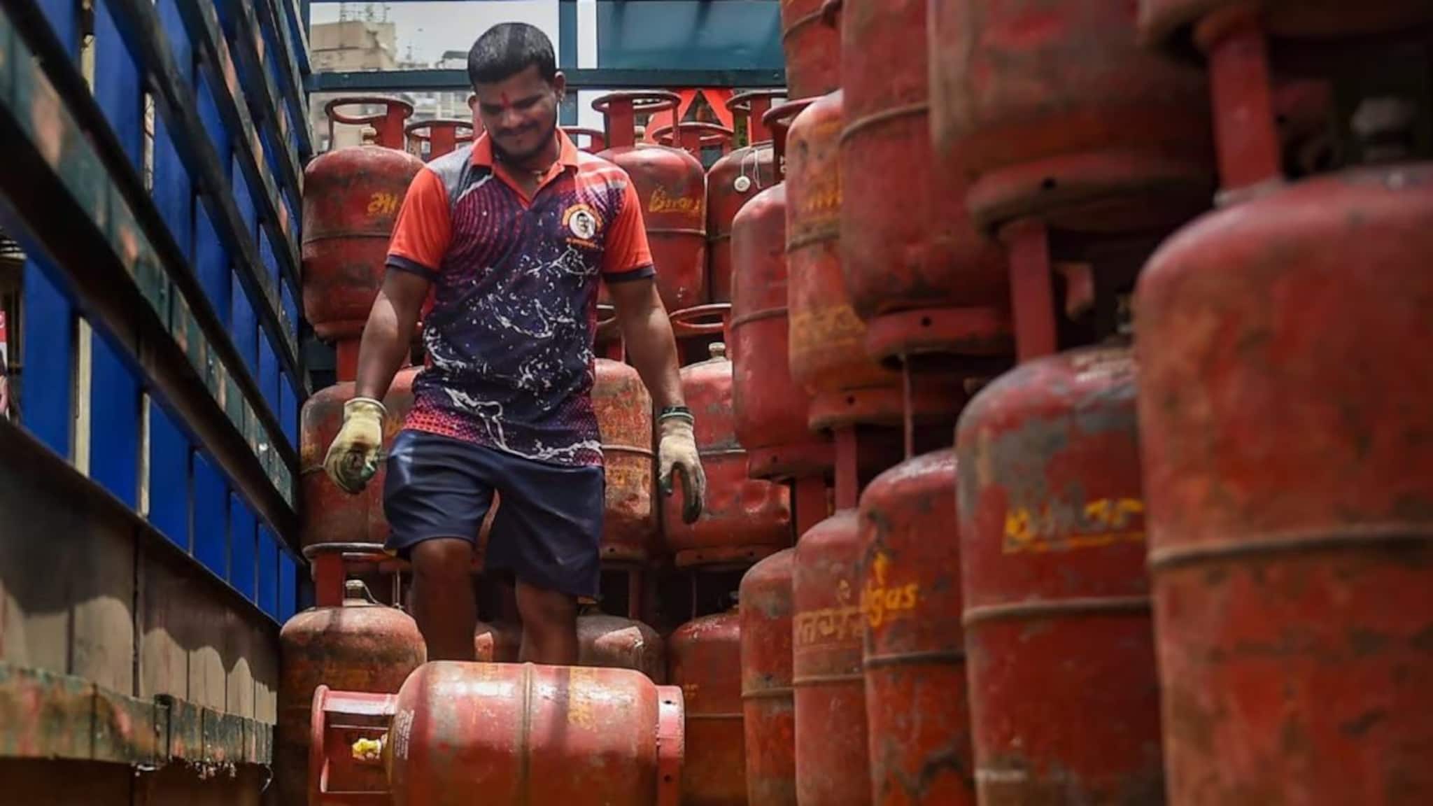 LPG Crisis: মিড-ডে মিলে চরম সঙ্কট! রান্নার জন্য গ্যাস নেই স্কুল-হস্টেলে, উনুনে চলছে রান্না