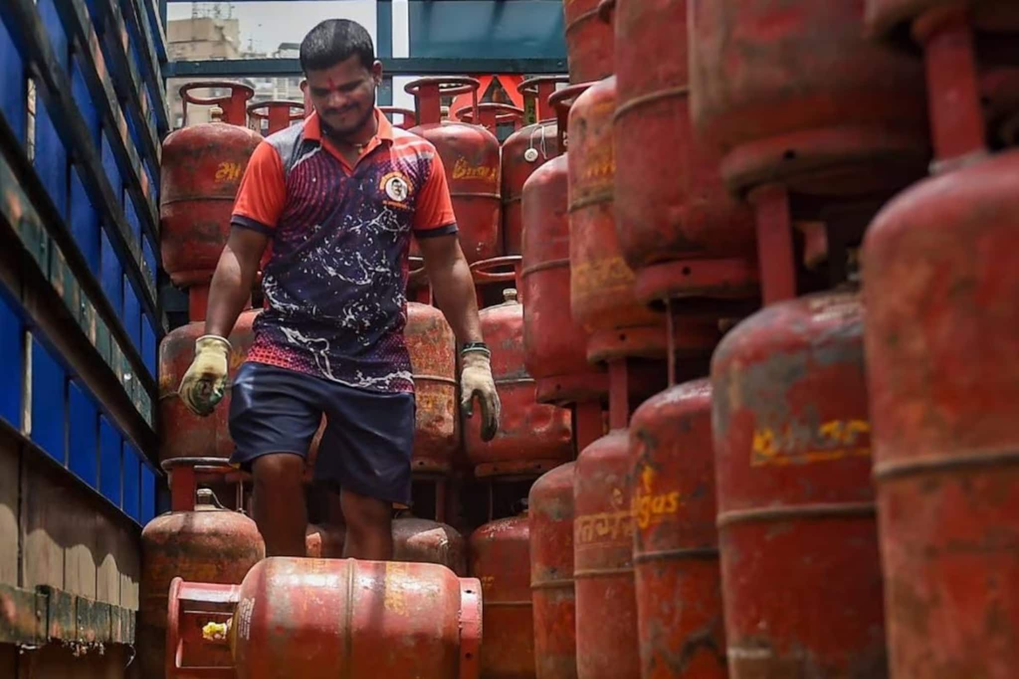 মিড-ডে মিলে চরম সঙ্কট! রান্নার জন্য গ্যাস নেই স্কুল-হস্টেলে, উনুনে চলছে রান্না