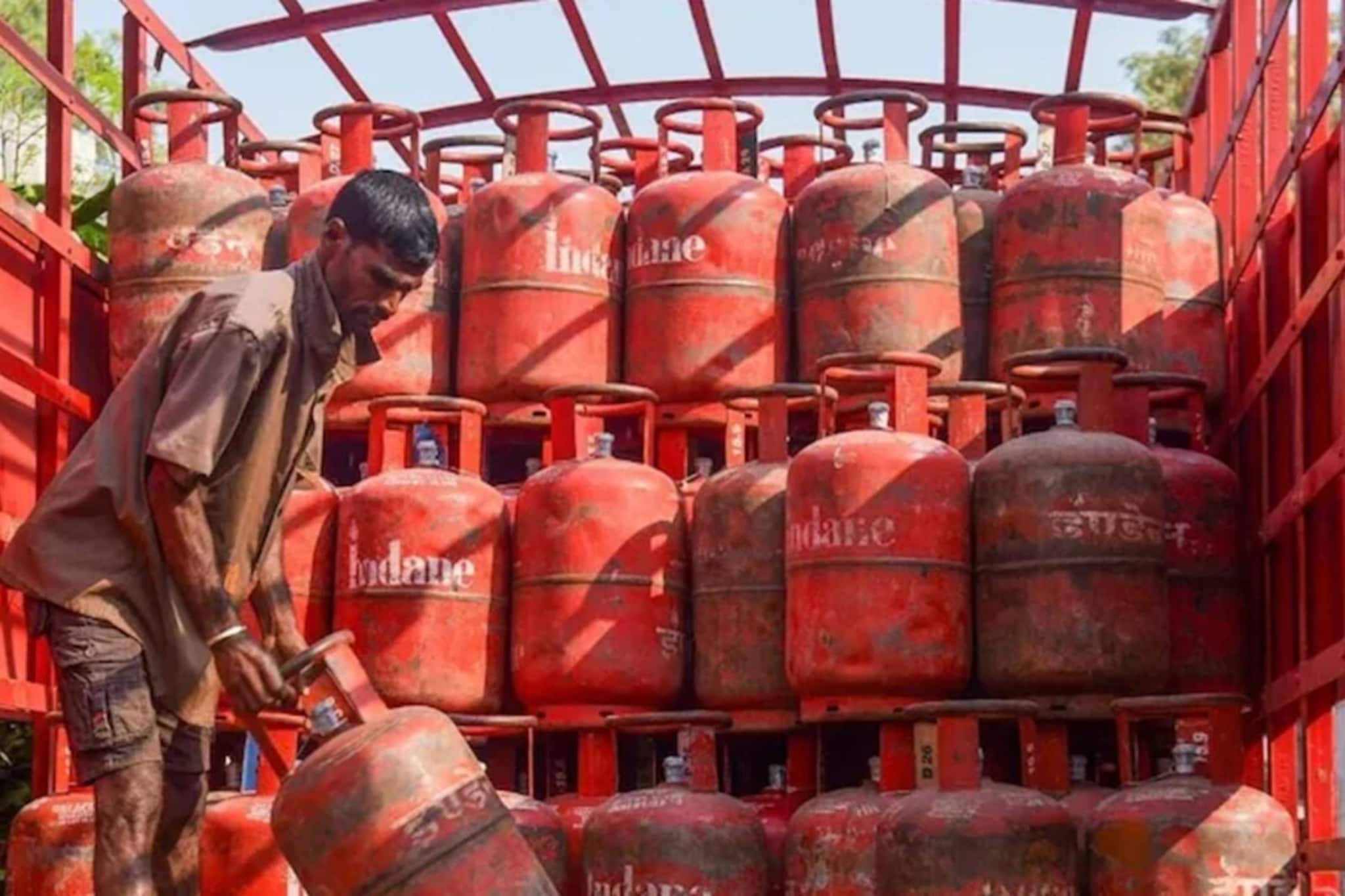 জ্বালানি সংকটের মধ্যে বড় স্বস্তি, বাণিজ্যিক এলপিজির সরবরাহ বাড়াল কেন্দ্র, কারা কারা আগে পাবেন গ্যাস সিলিন্ডার? জেনে নিন জ্বালানি সংকটের মধ্যে বড় স্বস্তি, বাণিজ্যিক এলপিজির সরবরাহ বাড়াল কেন্দ্র, কারা কারা আগে পাবেন গ্যাস সিলিন্ডার? জেনে নিন