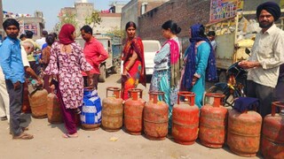 গ্যাসের লাইনে মানুষের ভিড় (ফাইল ছবি)