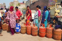 LPG Crisis: ফের লাইনে দাঁড়িয়ে সাধারণ মানুষ, এবার গ্যাস সিলিন্ডার পেতে নাকাল ঘাটালের বাসিন্দারা! বাড়ছে বিক্ষোভ