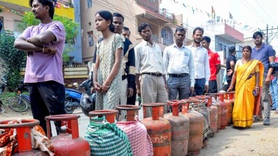 কলকাতা: গ্যাস বুকিং করেও সময়ে না পাওয়ায় গ্যাস সিলিণ্ডার নিয়ে গ্যাস ডিস্ট্রিবিউটারের বিরুদ্ধে কালোবাজারির অভিযোগ তুললেন গ্রাহকরা। ভাতারের ফায়ার ব্রিগেড সংলগ্ন একটি গ্যাস ডিস্ট্রিবিউটরের অফিসে বিক্ষোভ গ্রাহকদের।