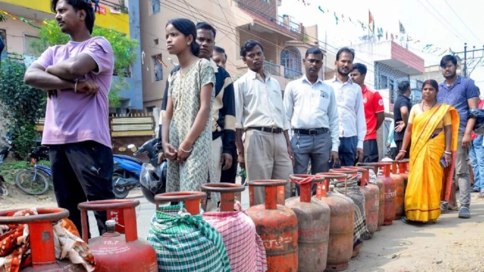 গ্রাহকদের দাবি ডিস্ট্রিবিউটার করছে গ্যাস সিলিন্ডারের কালোবাজারি, পরিস্থিতি আয়ত্তে আনতে পুলিশ