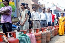 LPG Crisis: গ্যাস সিলিন্ডার সমস্যা চরমে, গ্রাহকদের দাবি ডিস্ট্রিবিউটার করছে কালোবাজারি, পরিস্থিতি আয়ত্তে আনতে পুলিশ