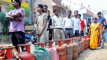 গ্রাহকদের দাবি ডিস্ট্রিবিউটার করছে গ্যাস সিলিন্ডারের কালোবাজারি, পরিস্থিতি আয়ত্তে আনতে পুলিশ