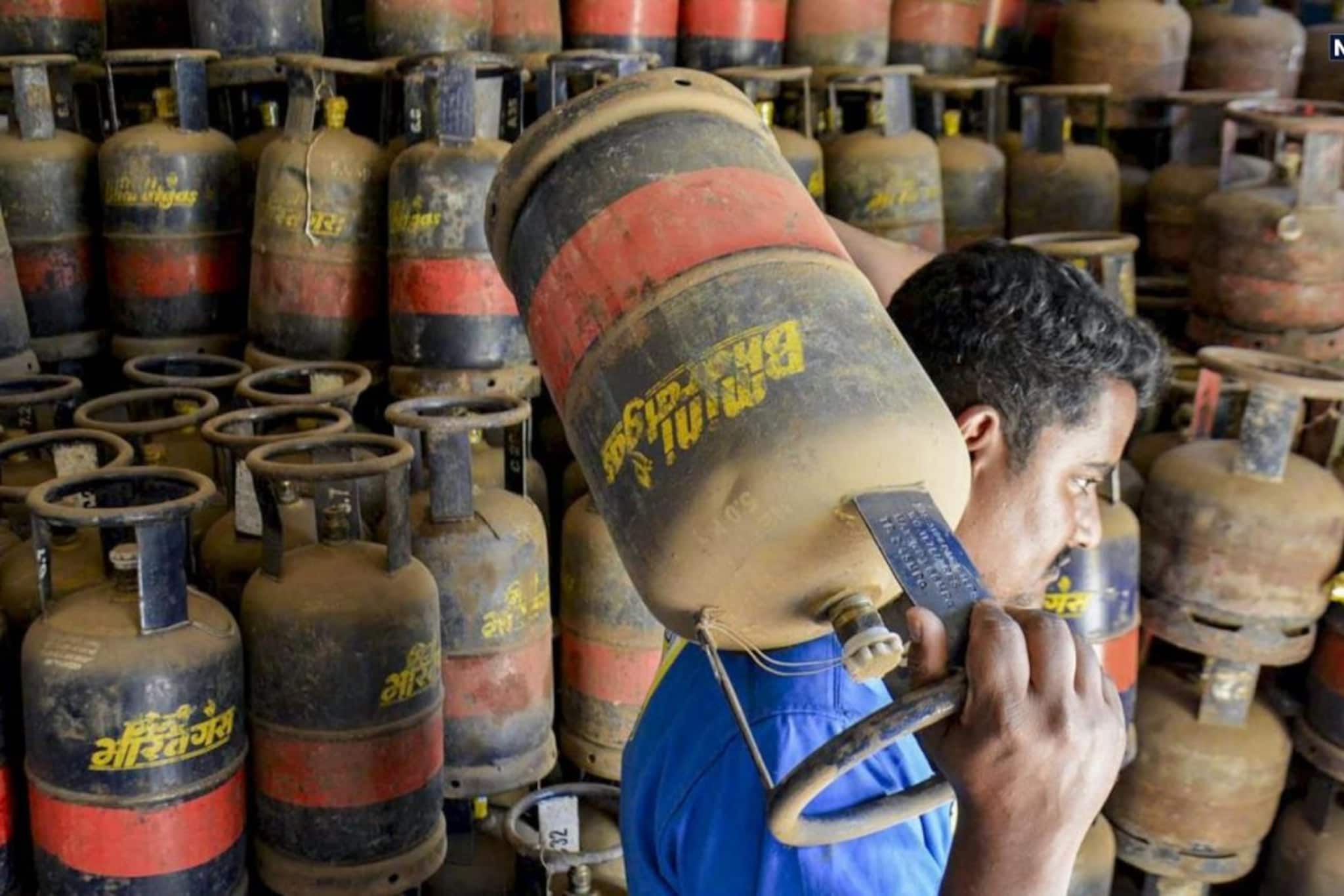 বাণিজ্যিক গ্যাস পাওয়া যাচ্ছে না, বন্ধ হয়ে যাচ্ছে বেঙ্গালুরুর রেস্তরাঁ! সঙ্কট বাড়ছে বাণিজ্যিক গ্যাস পাওয়া যাচ্ছে না, বন্ধ হয়ে যাচ্ছে বেঙ্গালুরুর রেস্তরাঁ! সঙ্কট বাড়ছে