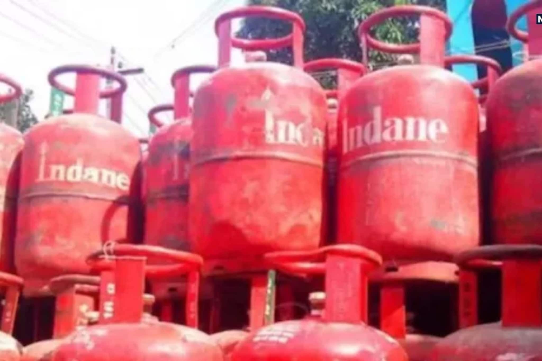 দেশজুড়ে গ্যাসের সংকট, মাথায় হাত! এর মাঝে হাইওয়ের পাশে দাঁড়ানো ট্রাক থেকে চুরি হয়ে গেল ৫২৪টি সিলিন্ডার...