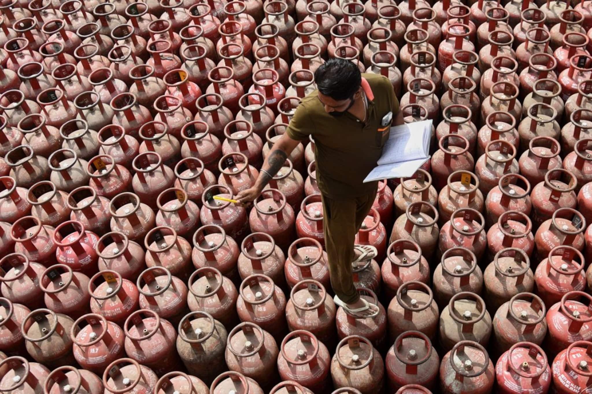 এলপিজি গ্যাস বুকিং: কেন্দ্র যা বলছে, গ্রাহকদের জন্য এটি একটি বড় ধাক্কা