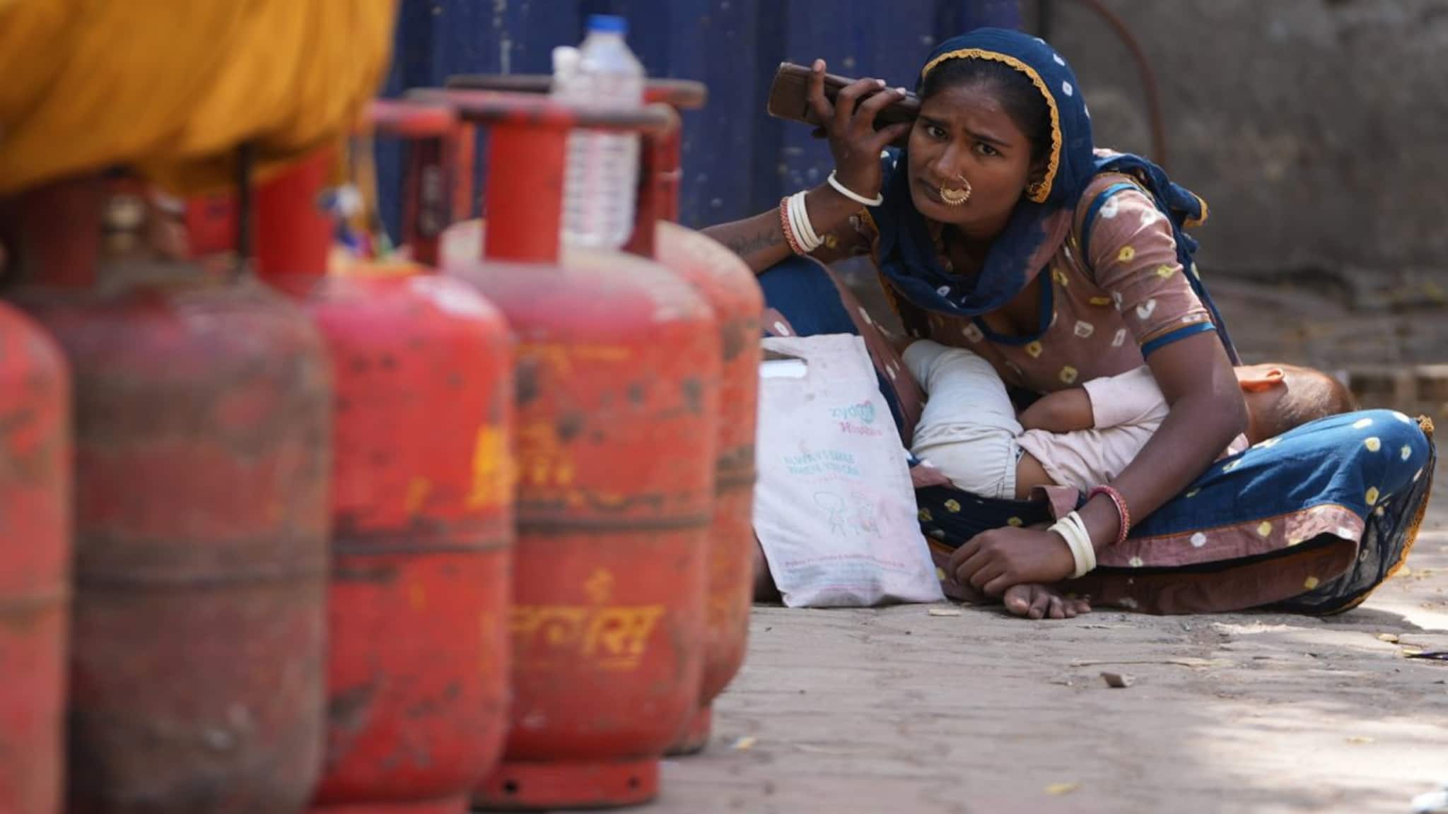 LPG Gas Booking: দেশ জুড়ে সিলিন্ডারের আকাল চরমে ! উদ্বিগ্ন প্রত্যেকেই, পরিস্থিতি কবে ঠিক হবে? যা জানাচ্ছে কেন্দ্র…
