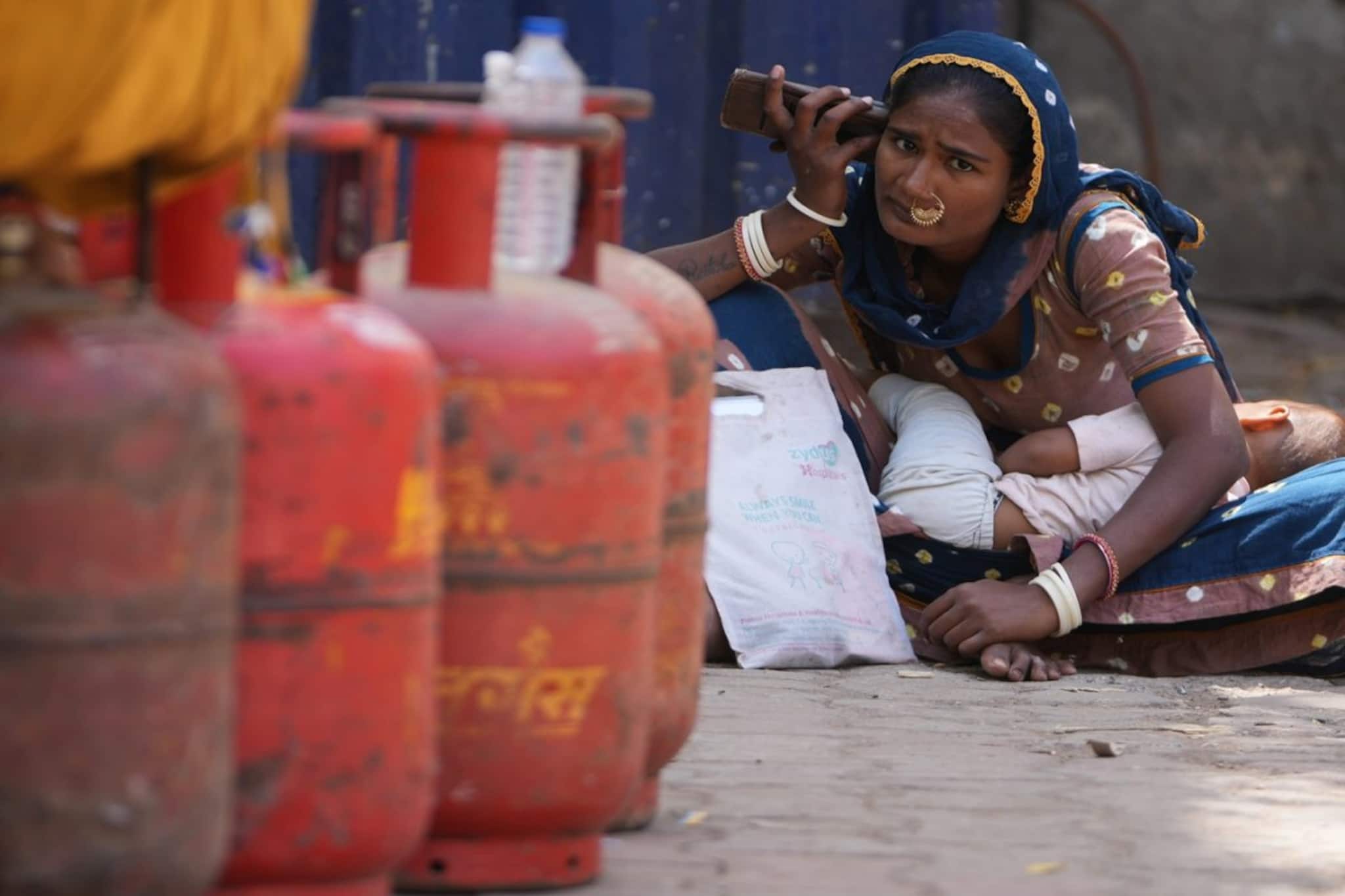 LPG Gas Booking: দেশ জুড়ে সিলিন্ডারের আকাল চরমে ! উদ্বিগ্ন প্রত্যেকেই, পরিস্থিতি কবে ঠিক হবে? যা জানাচ্ছে কেন্দ্র…