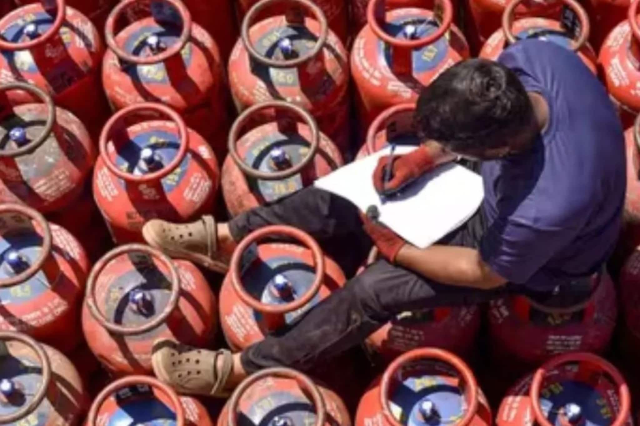 বুক করা যাচ্ছে না গ্যাস! LPG সিলিন্ডার বুকিং নিয়ে গুরুত্বপূর্ণ সিদ্ধান্ত কেন্দ্রের! রাজ্যগুলিকে বিশেষ নির্দেশ