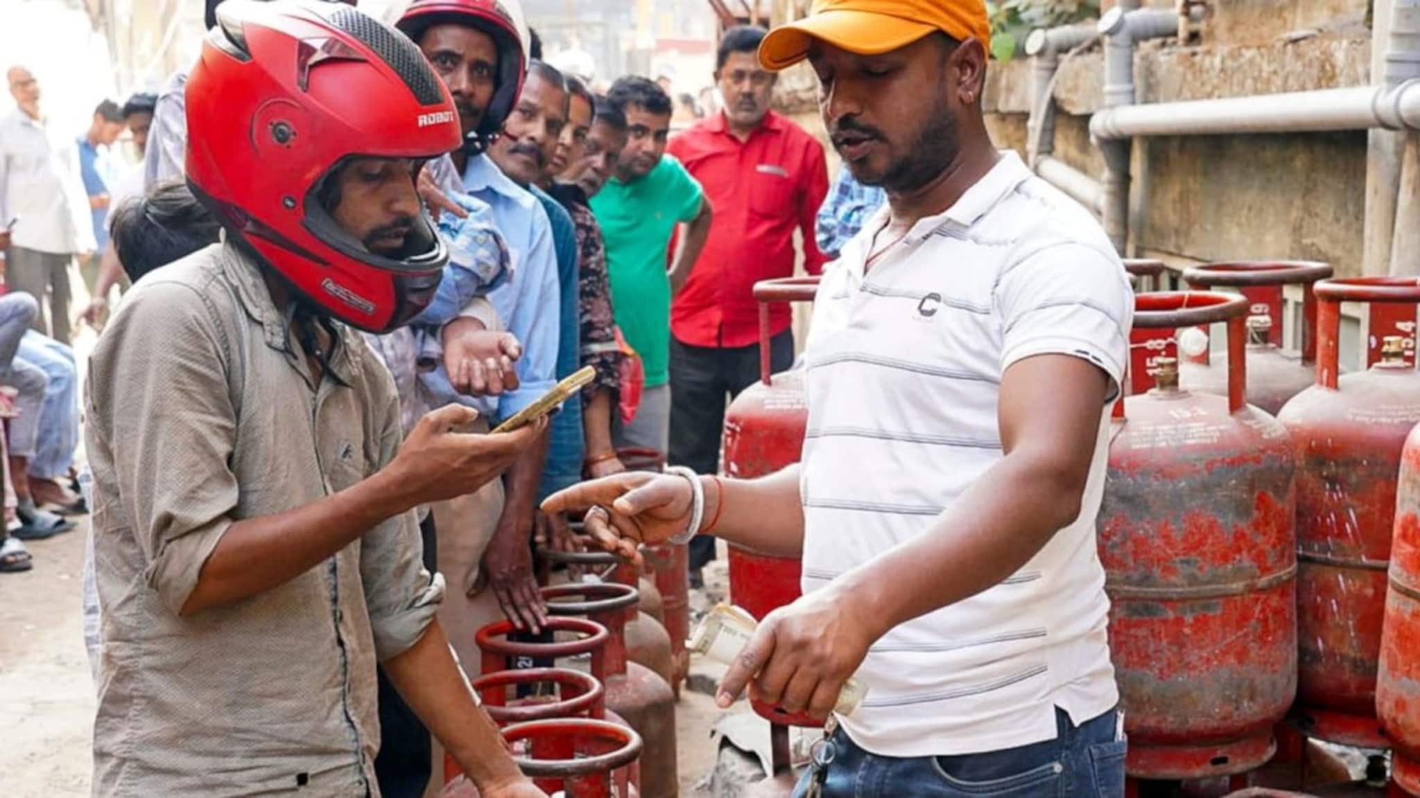LPG Crisis: ইরানের অনুমতি! হরমুজ প্রণালী পেরিয়ে ভারতে ফিরছে জ্বালানি ট্যাঙ্কার, মিটবে LPG সঙ্কট?